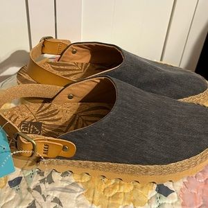 Reef Cushion Sage Beach Clogs Size 8. New.